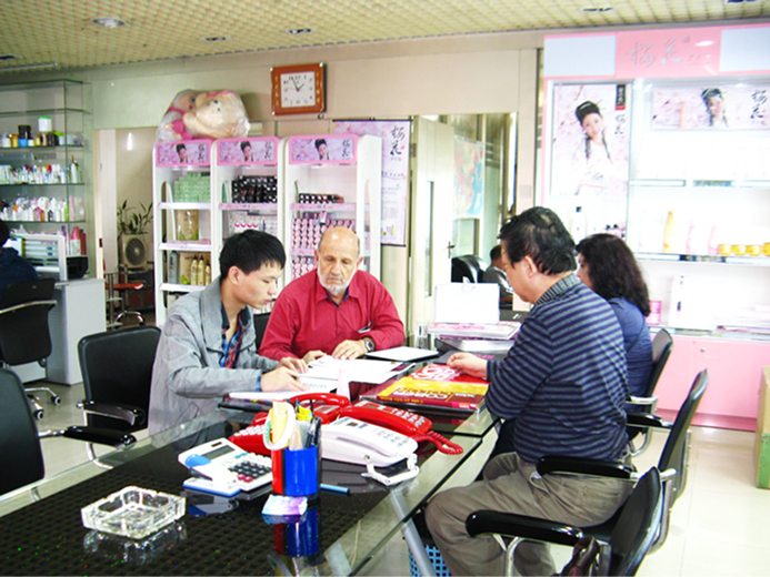 Customers from Mexico visit us and we discussed the new design of hair color chart they ordered.